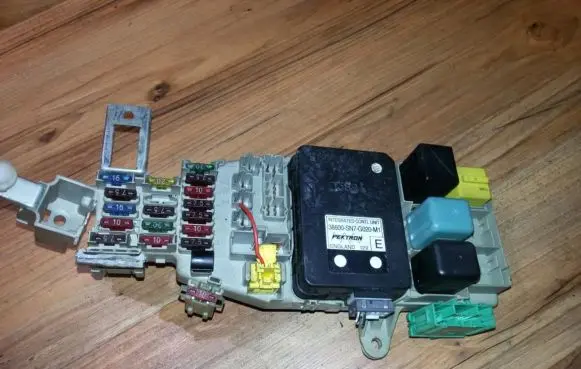 Honda Accord Fuse box set 38600sn7g020m1 38600-sn7-g020-m1