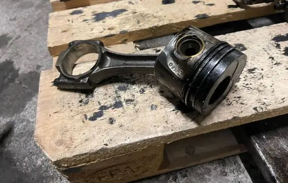Volkswagen Touran I Piston with connecting rod