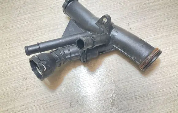 Volkswagen Golf VII Engine coolant pipe/hose 04L121071E