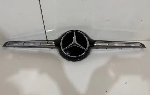 Mercedes-Benz CLA C118 X118 Manufacturer badge logo/emblem A0008881000