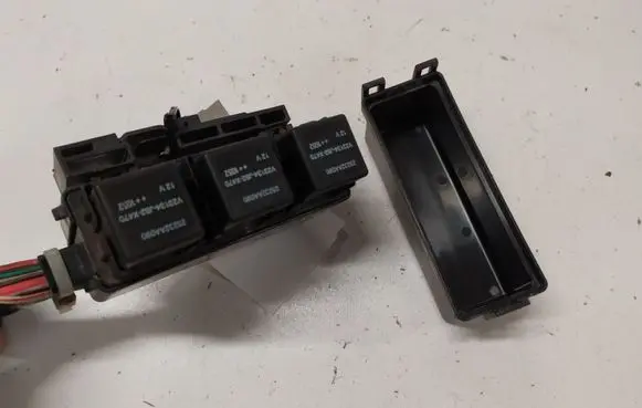 Subaru Legacy Relay mounting block RB203300B CL002230B