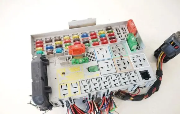 Opel Zafira A Fuse box set 24412497 24431677