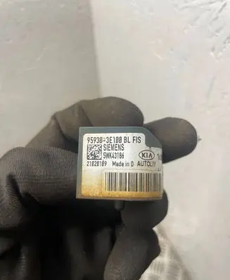 KIA Sorento Airbag deployment crash/impact sensor 959303E100 21020109 5WK43186