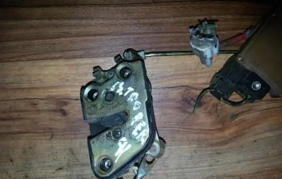 Isuzu Trooper Front door lock
