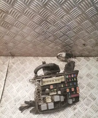 Toyota Avensis T270 Fuse box set 8211105q10