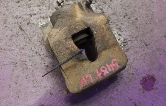 Volkswagen Golf IV Front brake caliper