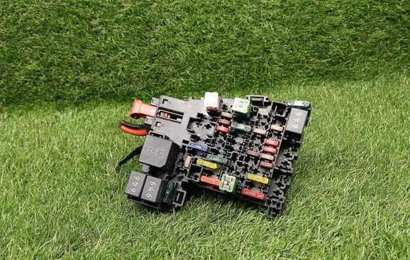 Volkswagen Touran II Fuse module 5Q0937615C 235790