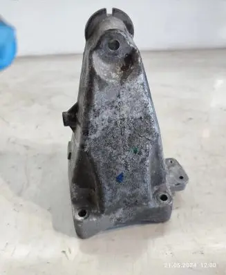 Mercedes-Benz C W205 Engine mounting bracket A2742231004