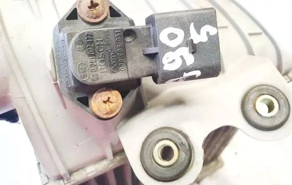 Audi TT Mk1 Air pressure sensor 038906051 0281002177