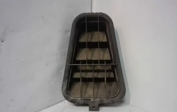 Quarter panel pressure vent