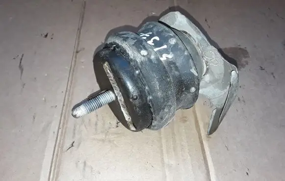 Cadillac SRX Engine mount bracket P10360737