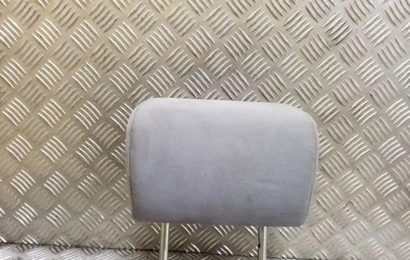 Volkswagen Golf V Rear seat headrest 