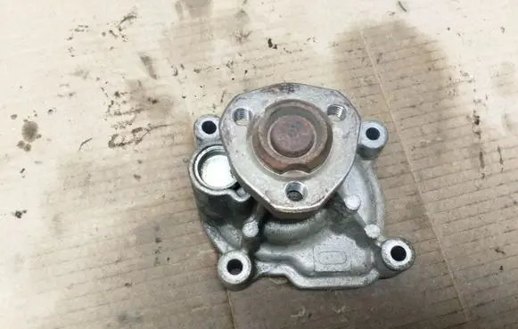 Volkswagen Touran I Water pump