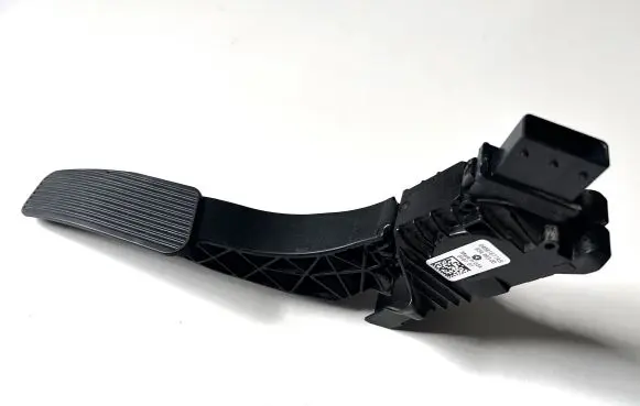 Chrysler Pacifica Accelerator throttle pedal 4581677AB 04581677AB 4581677AA