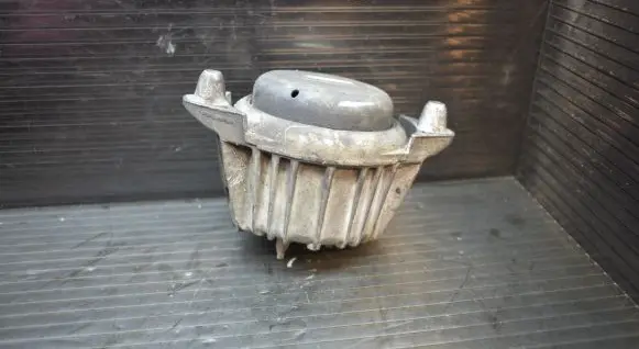 Mercedes-Benz E W212 Engine mount bracket