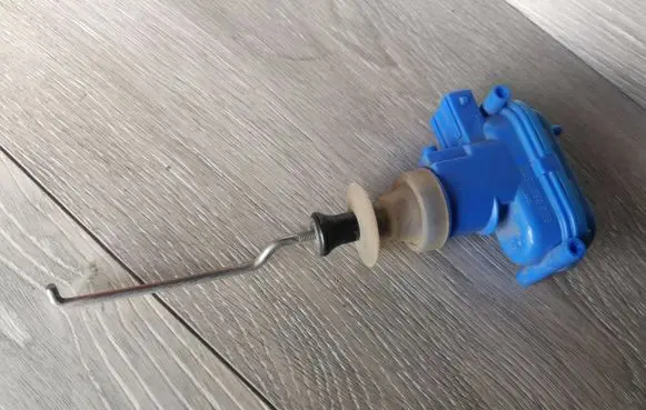 Audi 80 90 S2 B4 Central locking vacuum pump 893862153C