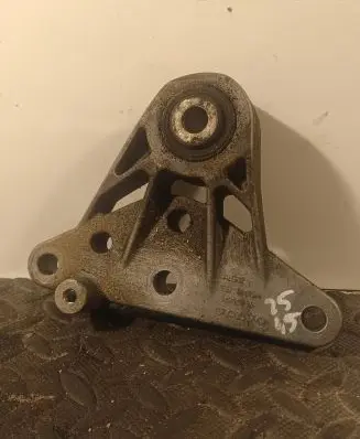 Volvo S60 Engine mounting bracket 31262936