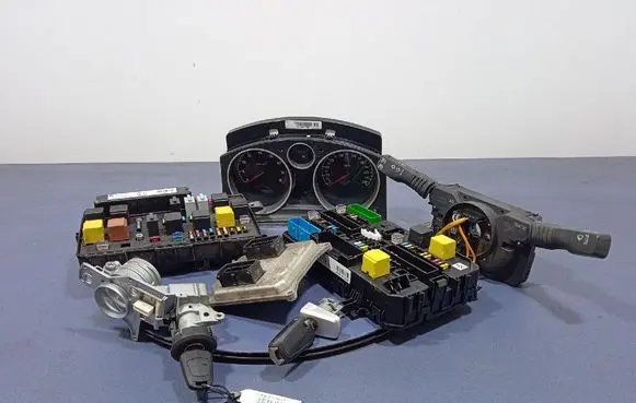 Opel Zafira C Engine control unit/module ECU 55571557