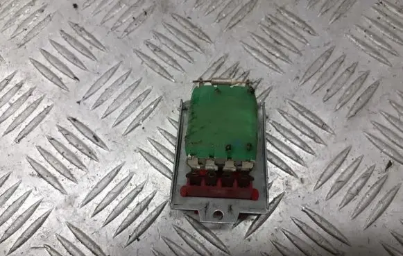 Volkswagen PASSAT B5 Heater blower fan relay 8D0959263