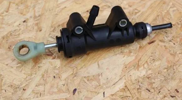 BMW X3 E83 Clutch master cylinder 6773670
