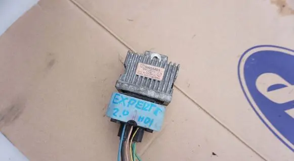 Peugeot 5008 Glow plug pre-heat relay 9663824880