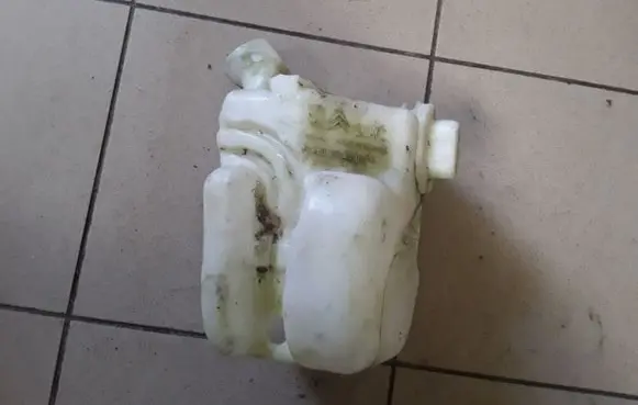 Peugeot 207 Windshield washer fluid reservoir/tank 964833758003