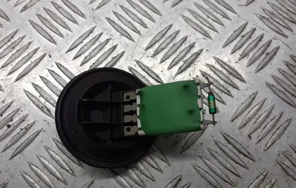 Volkswagen Polo IV 9N3 Heater blower fan relay 