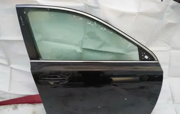 Subaru Outback Front door juoda