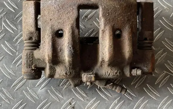 Iveco Daily 30.8 - 9 Front brake caliper