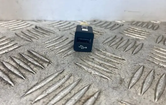 BMW X5 E70 USB socket connector 9167196 61319167196