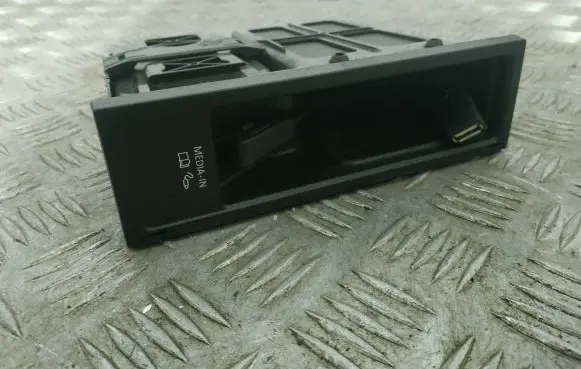 Volkswagen PASSAT CC AUX in-socket connector 5N0035341H 5N0035342G