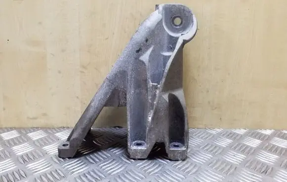 Volkswagen Touareg II Engine mounting bracket 03H199308