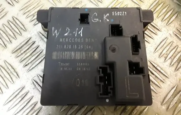 Mercedes-Benz E W211 Door control unit/module 2118201526 A2118201526
