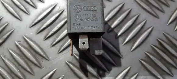 Volkswagen PASSAT B5.5 Other relay 8d0951253 v23134-j52-x300