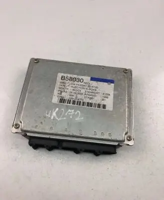 Volkswagen PASSAT B5 Engine control unit/module ECU 8D0907558B 0261204774