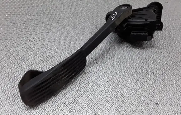 Volvo V70 Accelerator throttle pedal 30666659
