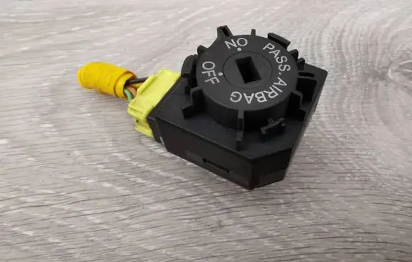 Mitsubishi Colt Passenger airbag on/off switch 