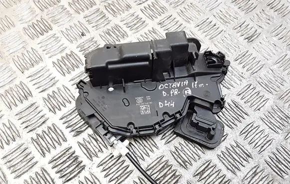 Skoda Octavia Mk3 (5E) Front door lock 5tc837016