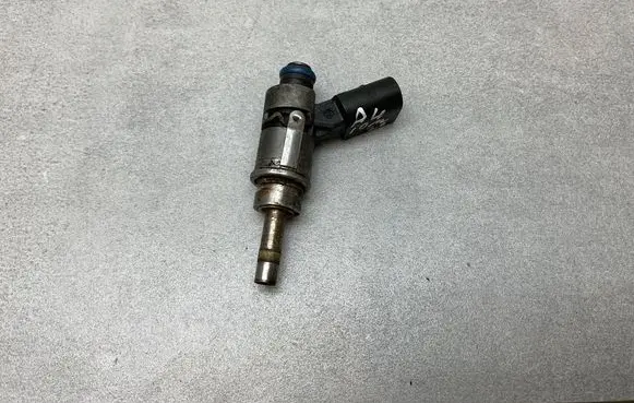 Audi A4 S4 B8 8K Fuel injector 06E036F
