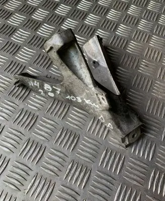 Audi A4 S4 B7 8E 8H Engine mounting bracket 8E0199308AR 889900221