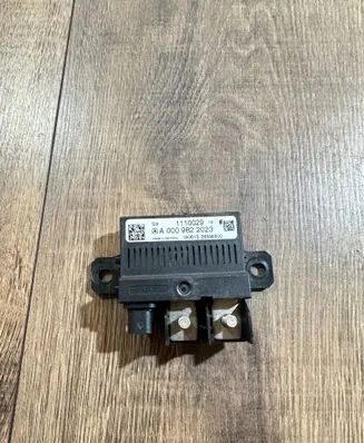 Mercedes-Benz CLS C218 X218 Charging relay A0009822023 1110029
