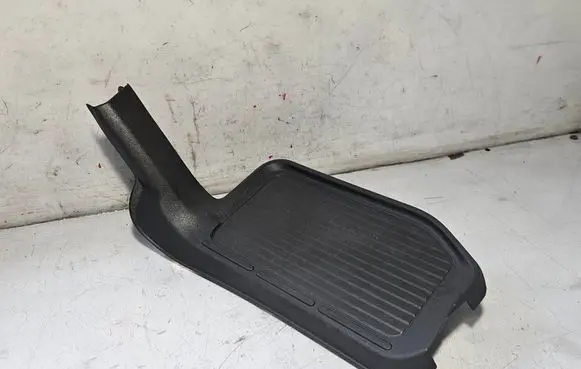 Mitsubishi Pajero Rear sill trim cover MR402154