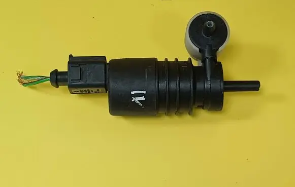 Volkswagen Golf IV Windscreen/windshield washer pump 1J0973722