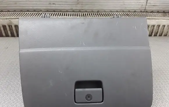 Toyota Avensis Verso Glove box