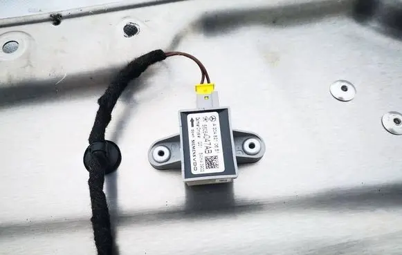 Mercedes-Benz C AMG W204 Airbag deployment crash/impact sensor A2048210651 56054047AB