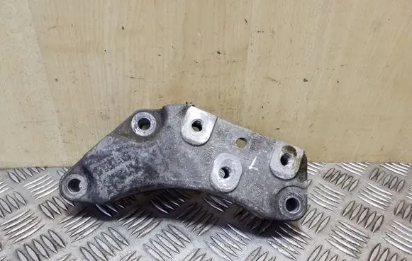 Gearbox mounting bracket