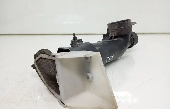 Suzuki Grand Vitara II Air intake duct part