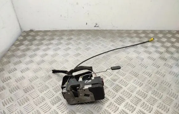 Opel Vivaro Front door lock 8200008248