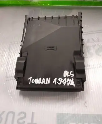 Volkswagen Touran I Fuse box cover 1K0937132F