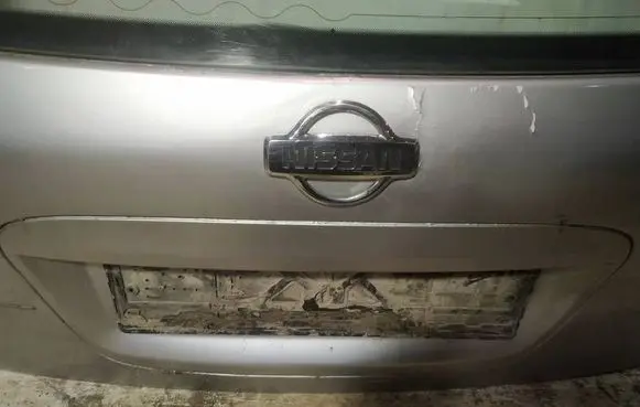 Nissan Almera Tino Trunk door license plate light bar 